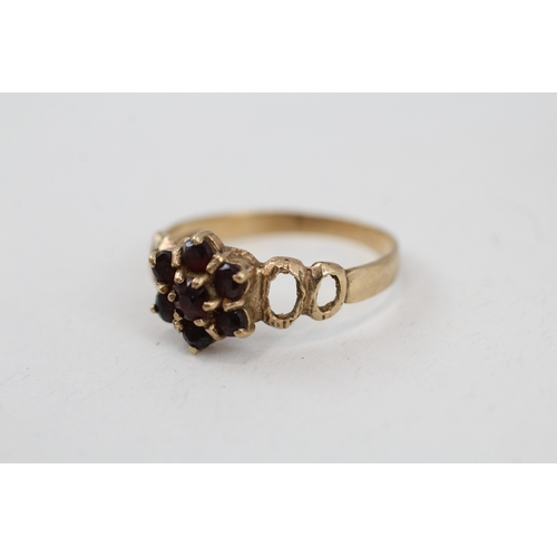 39 - 9ct gold vintage garnet cluster ring (2.1g) Size  P