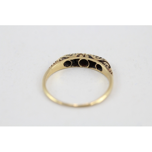 43 - 18ct gold vintage diamond ring with a patterned gallery (2.2g) Size  O