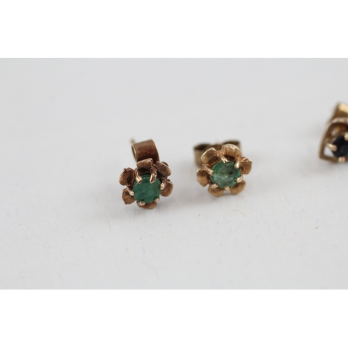 61 - 2x 9ct gold sapphire & emerald stud earrings with scroll backs (1.7g)