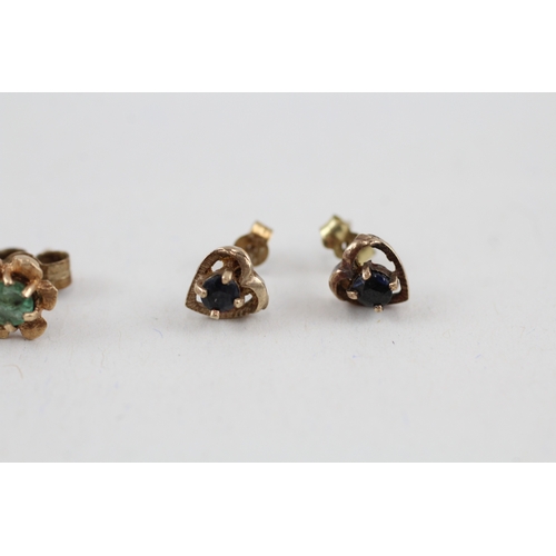 61 - 2x 9ct gold sapphire & emerald stud earrings with scroll backs (1.7g)