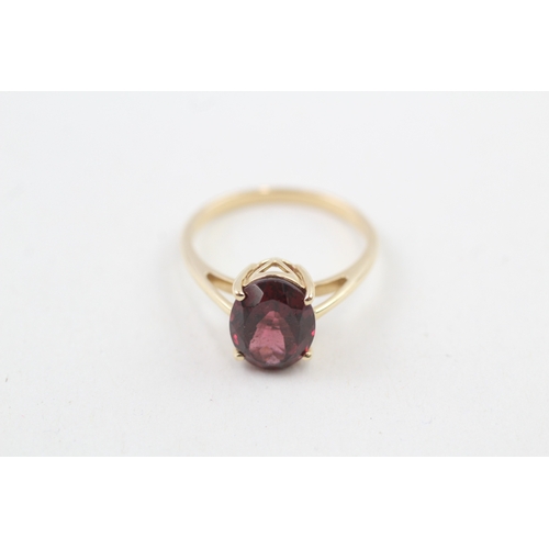 7 - 9ct gold oval cut red gemstone dress ring (2.7g) Size  N 1/2