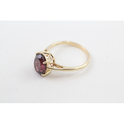 7 - 9ct gold oval cut red gemstone dress ring (2.7g) Size  N 1/2