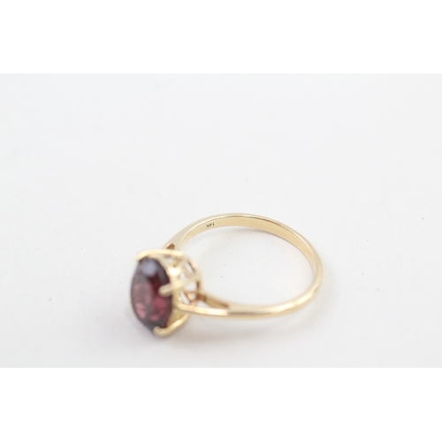 7 - 9ct gold oval cut red gemstone dress ring (2.7g) Size  N 1/2