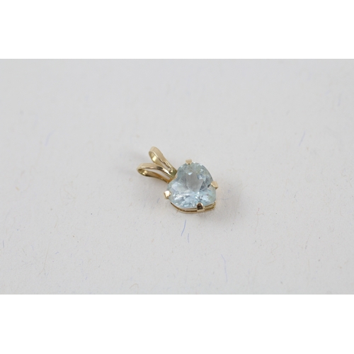 70 - 2x 9ct gold heart shape blue topaz pendant & stud earrings (0.8g)