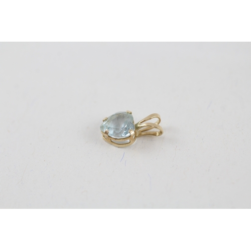 70 - 2x 9ct gold heart shape blue topaz pendant & stud earrings (0.8g)