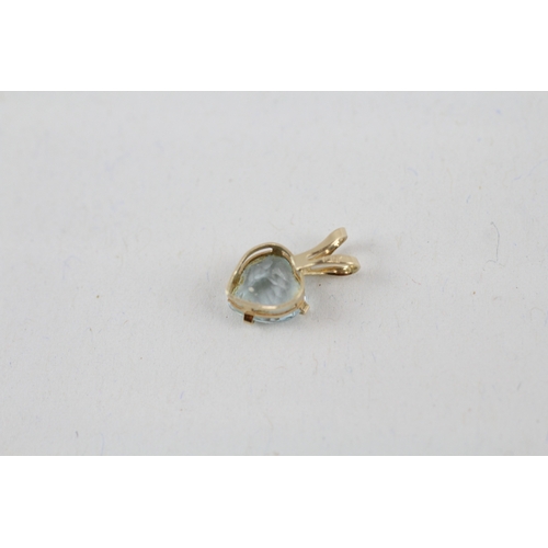 70 - 2x 9ct gold heart shape blue topaz pendant & stud earrings (0.8g)