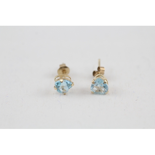 70 - 2x 9ct gold heart shape blue topaz pendant & stud earrings (0.8g)