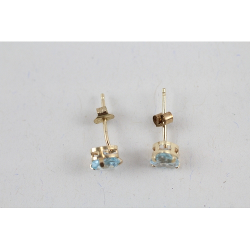 70 - 2x 9ct gold heart shape blue topaz pendant & stud earrings (0.8g)