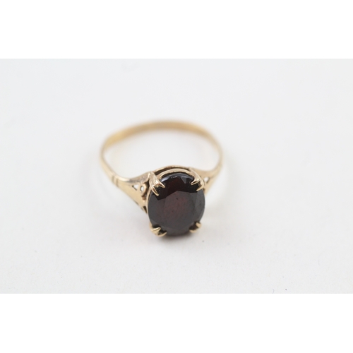 8 - 9ct gold vintage oval cut garnet dress ring (1.9g) AS SEEN - MISHAPEN Size  M