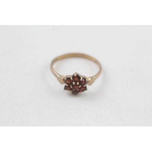 82 - 9ct gold vintage garnet cluster ring (1.8g) Size  N