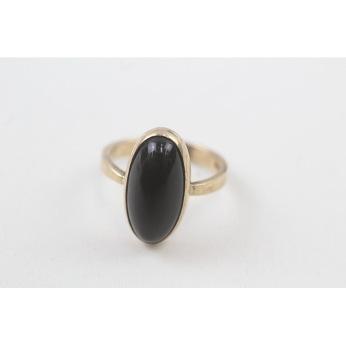 83 - 9ct gold black onyx dress ring, bezel set (4.2g) Size  N