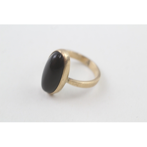 83 - 9ct gold black onyx dress ring, bezel set (4.2g) Size  N