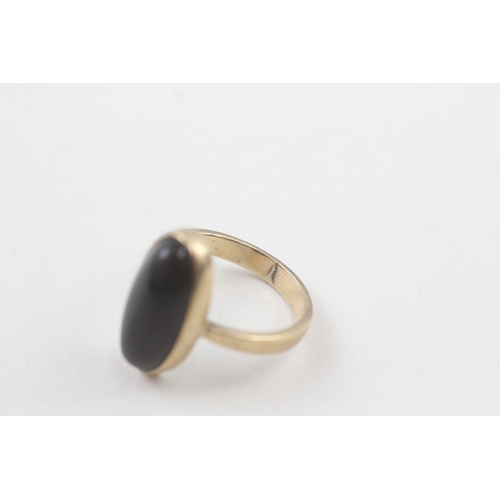 83 - 9ct gold black onyx dress ring, bezel set (4.2g) Size  N