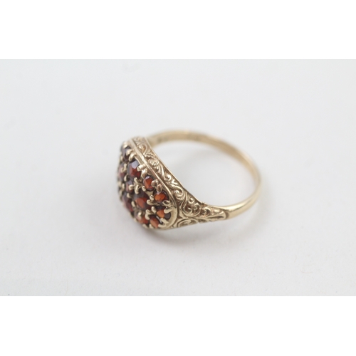 93 - 9ct gold garnet patterned dress ring (2.7g) Size  N