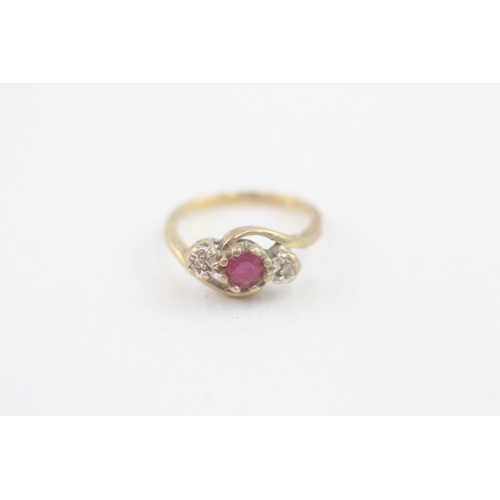 11 - 9ct gold vintage ruby & diamond three stone ring (1.8g) AS SEEN - MISHAPEN Size  H