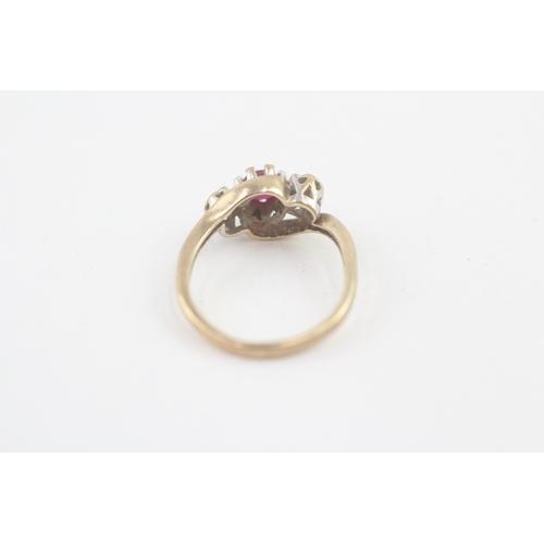 11 - 9ct gold vintage ruby & diamond three stone ring (1.8g) AS SEEN - MISHAPEN Size  H