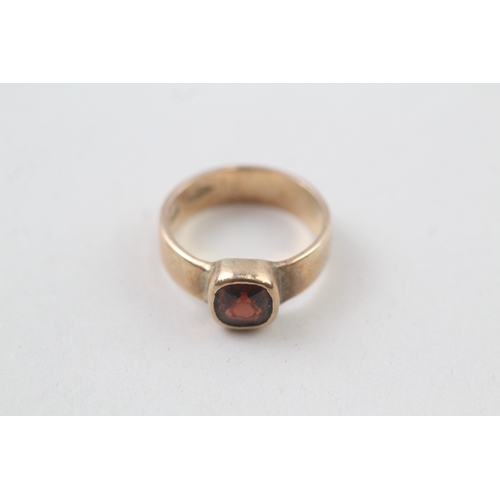 18 - 9ct gold antique garnet dress ring, bezel set (3.5g) Size  I