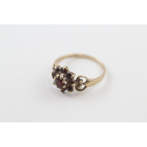 2 - 9ct gold vintage garnet cluster ring (1.6g) Size  L