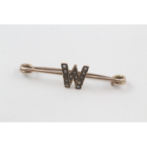 24 - 9ct gold antique seed pearl initial 'W' bar brooch (1.2g)