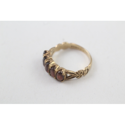 26 - 9ct gold vintage garnet five stone ring (2.4g) Size  J