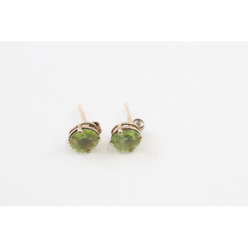 47 - 9ct gold peridot stud earrings with scroll backs (0.7g)