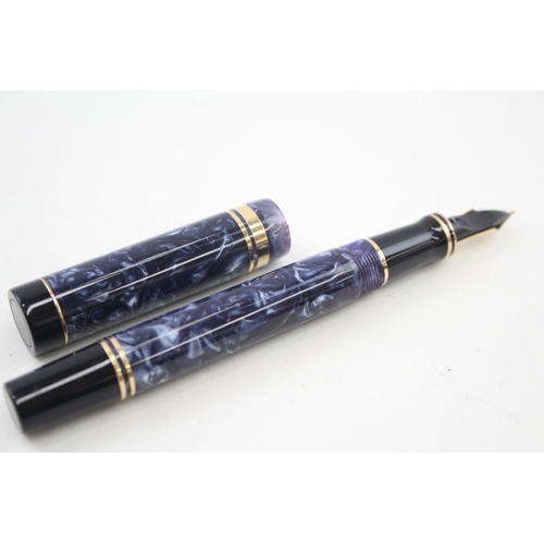 532 - Vintage Parker Duofold Navy Lacquer Fountain Pen w/ 18ct Gold Nib WRITING