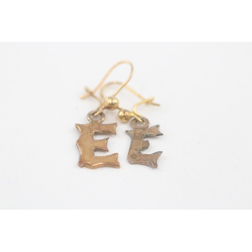 61 - 9ct gold antique initial 'E' drop earring (1.5g)