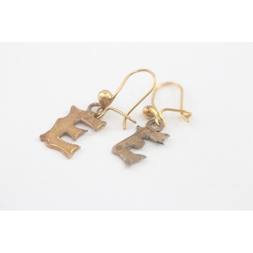 61 - 9ct gold antique initial 'E' drop earring (1.5g)