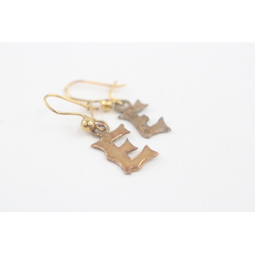 61 - 9ct gold antique initial 'E' drop earring (1.5g)