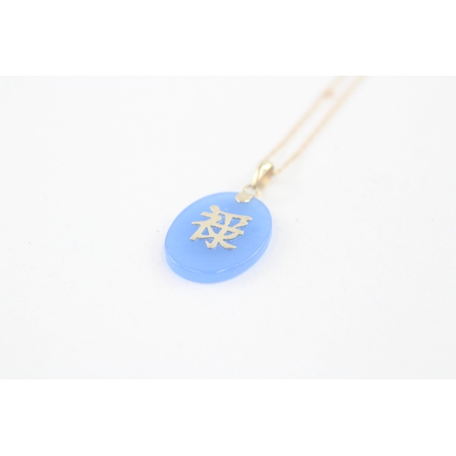 66 - 14ct gold blue dyed agate pendant necklace with a chinese symbols (3.1g)