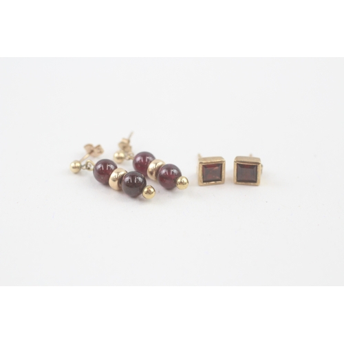 72 - 2x 9ct gold garnet drop & stud earrings (4g)