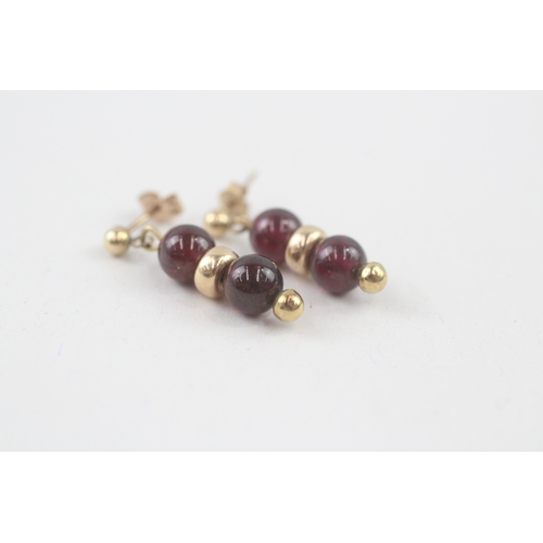 72 - 2x 9ct gold garnet drop & stud earrings (4g)