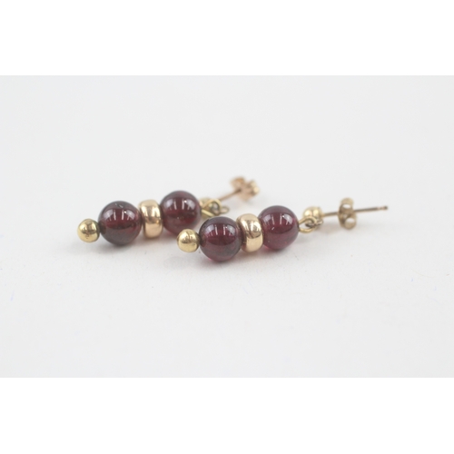 72 - 2x 9ct gold garnet drop & stud earrings (4g)