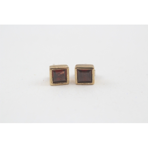 72 - 2x 9ct gold garnet drop & stud earrings (4g)