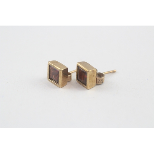 72 - 2x 9ct gold garnet drop & stud earrings (4g)