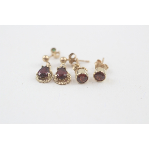 73 - 2x 9ct gold garnet drop & stud earrings (1.8g)