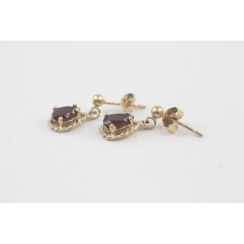 73 - 2x 9ct gold garnet drop & stud earrings (1.8g)