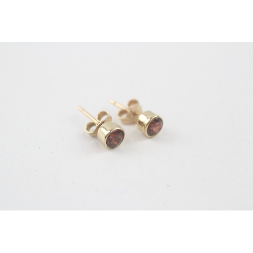 73 - 2x 9ct gold garnet drop & stud earrings (1.8g)