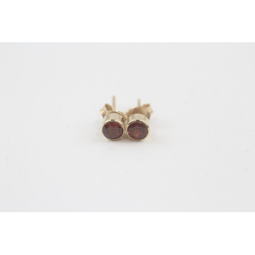 73 - 2x 9ct gold garnet drop & stud earrings (1.8g)