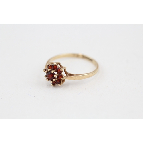 79 - 9ct gold vintage garnet cluster ring (1.3g) Size  M