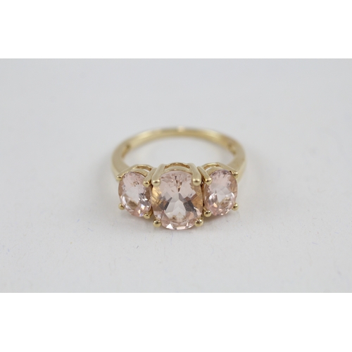 83 - 9ct gold oval cut pink morganite set trilogy ring (2.9g) Size  M