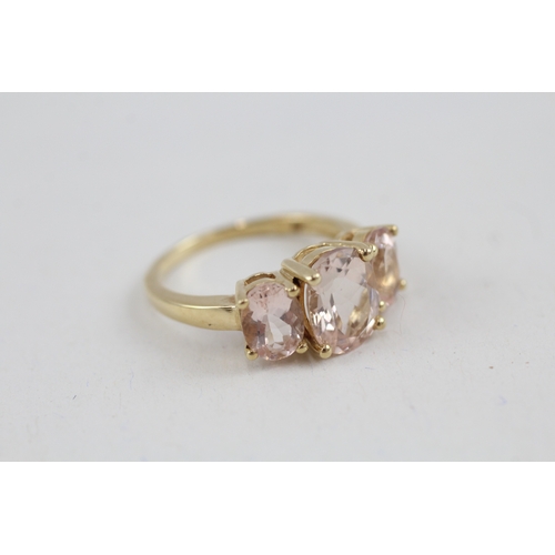 83 - 9ct gold oval cut pink morganite set trilogy ring (2.9g) Size  M