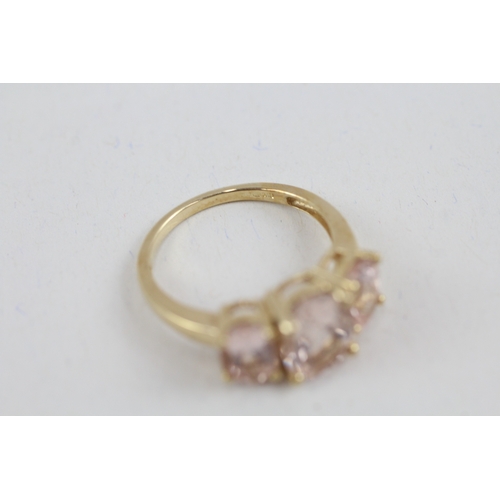 83 - 9ct gold oval cut pink morganite set trilogy ring (2.9g) Size  M