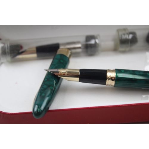 513 - Sheaffer Snorkel Green Lacquer Fountain Pen w/ 18ct Gold Nib WRITING Boxed