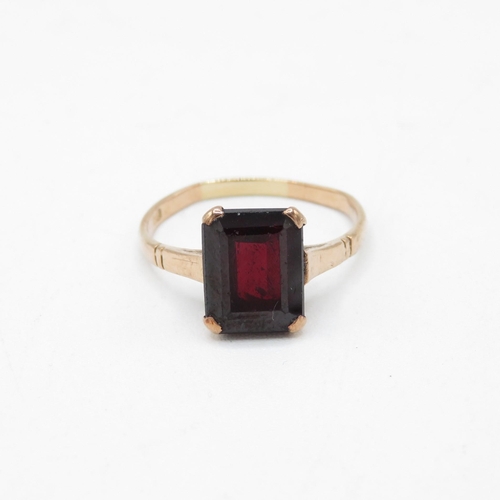 23 - 9ct gold vintage emerald cut garnet dress ring (2.9g) - AS SEEN - MISHAPEN Size  R