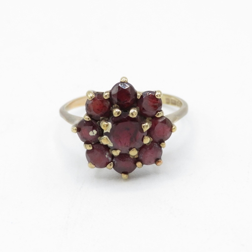 28 - 9ct gold 1970's garnet cluster ring (2.9g) Size  P