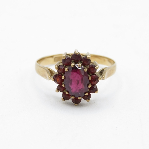 40 - 9ct gold vintage garnet halo dress ring (2g) Size  P