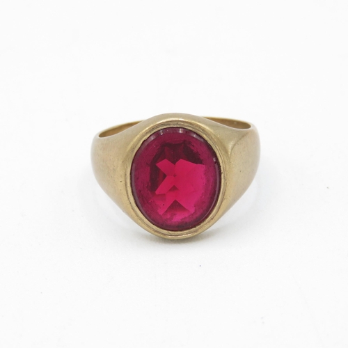 67 - 9ct gold vintage red gemstone signet ring (6g) Size  M