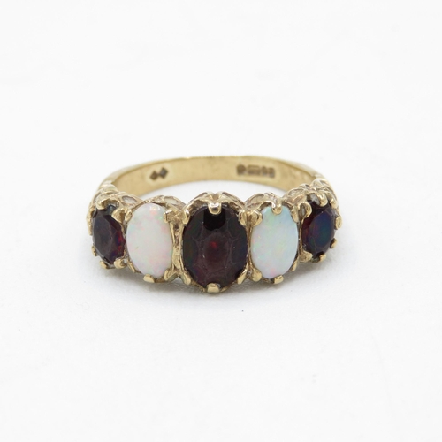 80 - 9ct gold vintage garnet & opal patterned ring (3.8g) Size  N 1/2