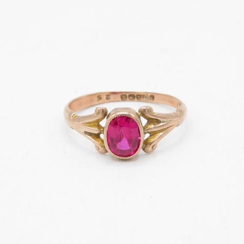 81 - 9ct gold vintage oval cut ruby ring (1.7g) - AS SEEN - MISHAPEN Size  M